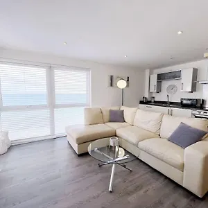 Apartment Stylish Seaview One-bedroom, Swansea