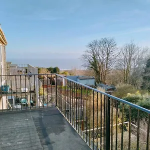 Homestay Budget-friendly 4-bedroom House In - Ideal For Travelers, Swansea