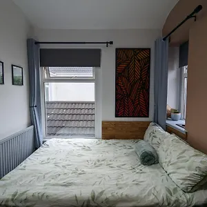 Homestay R3 - Cozy Small Double - & Access, Wifi, Free Parking - Self Catering, Swansea